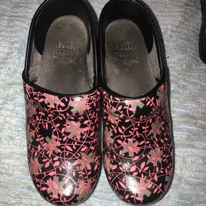 💗🖤 Pink and Black VEGAN dansko’s! 🖤💗